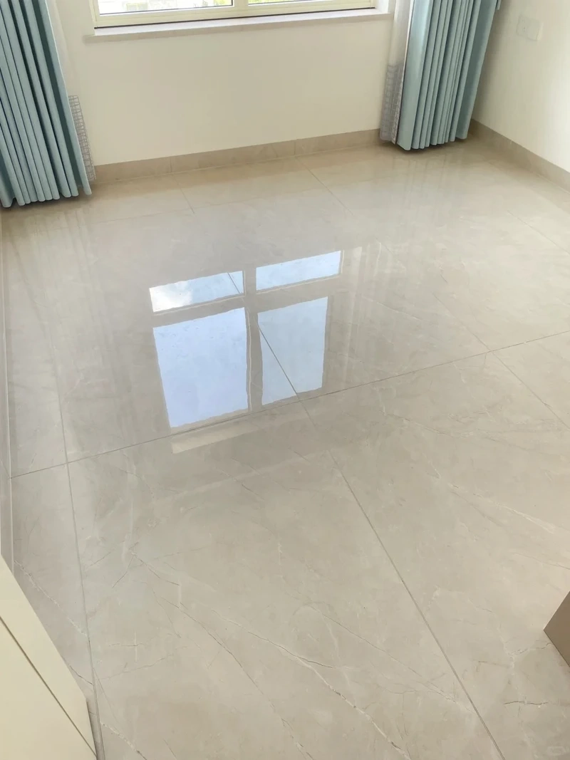 Ấn tượng ngay từ cái nhìn đầu tiên với gạch lát nền phòng khách khổ lớn