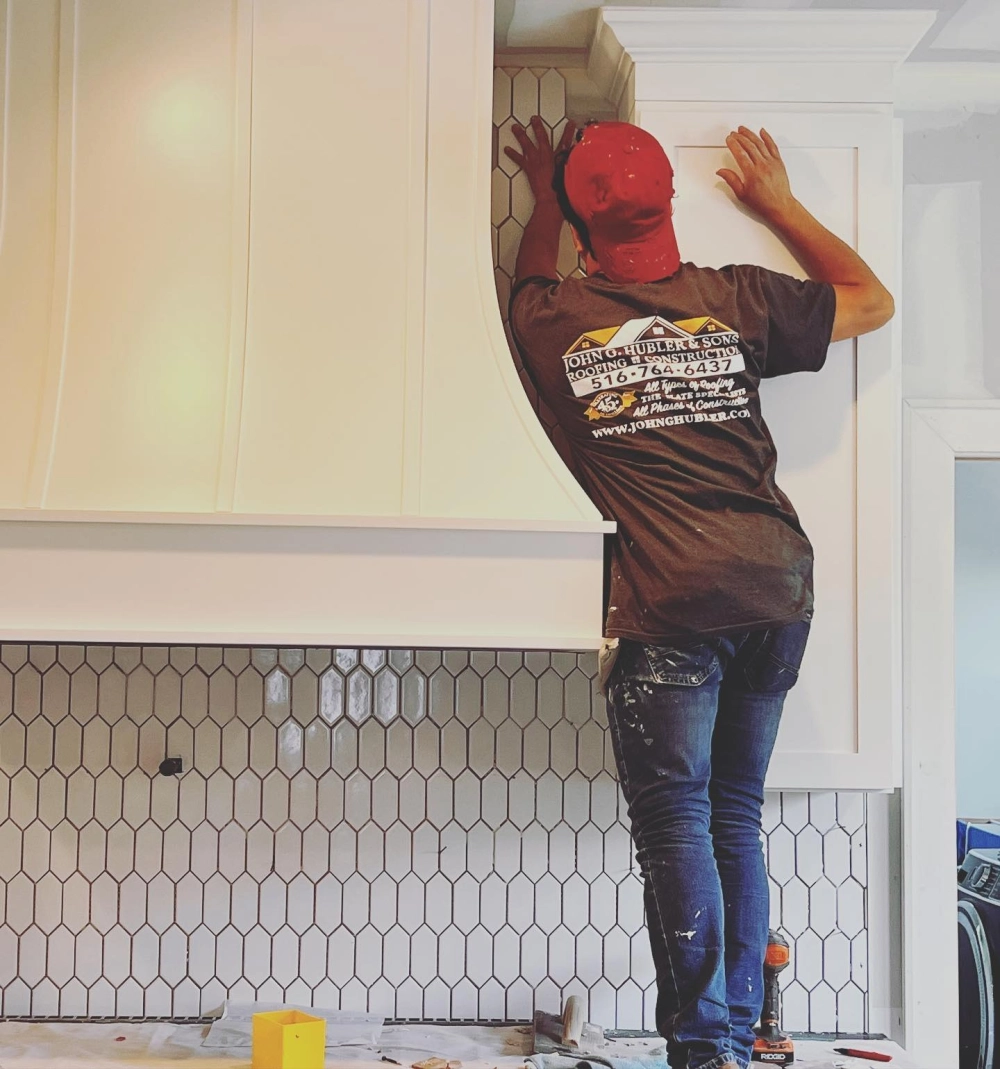 Căn bếp tối giản với gạch ốp bếp màu trắng bề mặt bóng