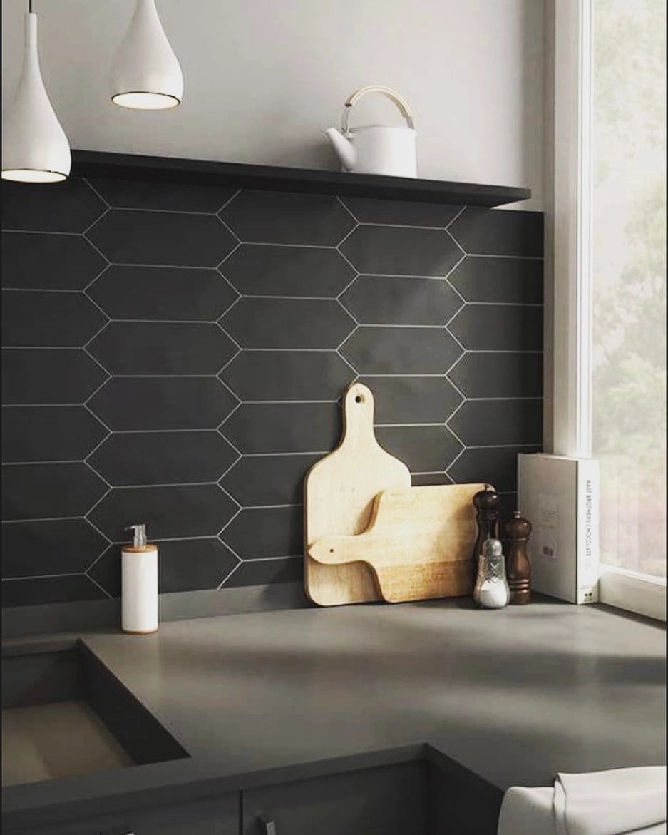 Bức tường bếp rực rỡ với cách phối màu gạch ốp bếp tương phản