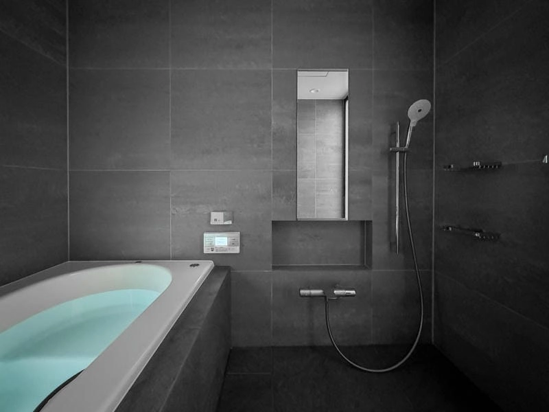 Gạch ốp tường nhà vệ sinh sạch đẹp bền lâu