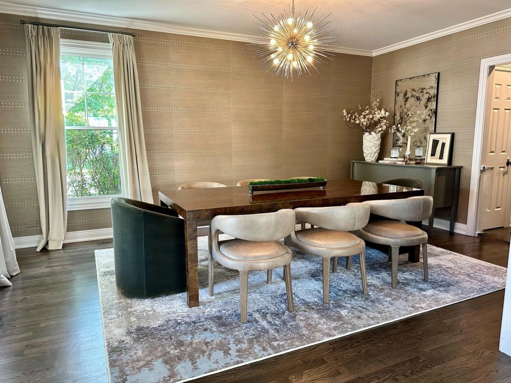 Bộ bàn ghế ăn hiện đại với thiết kế tối giản trong không gian bếp ngập tràn ánh sáng