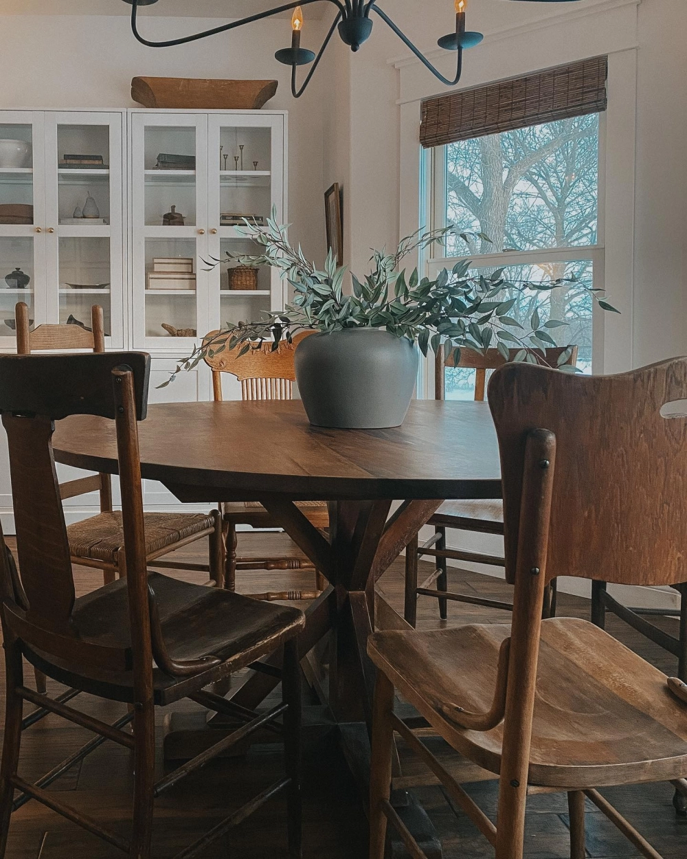 Bộ ghế ăn eames chân gỗ sồi đan chéo quen thuộc