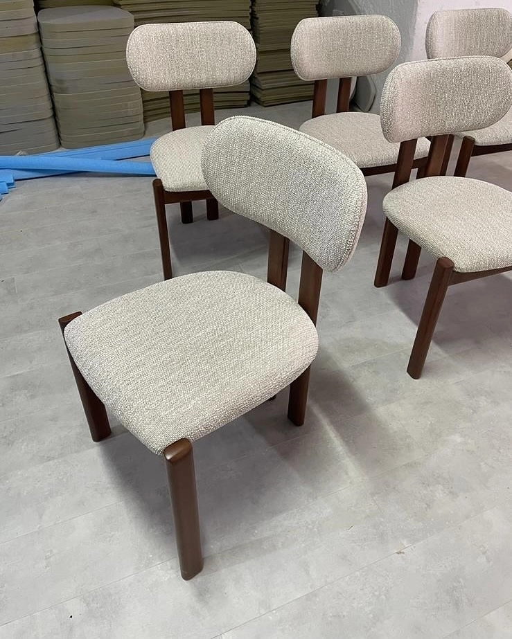 Thiết kế ghế ăn bọc nỉ êm ái màu xanh pastel nhẹ nhàng