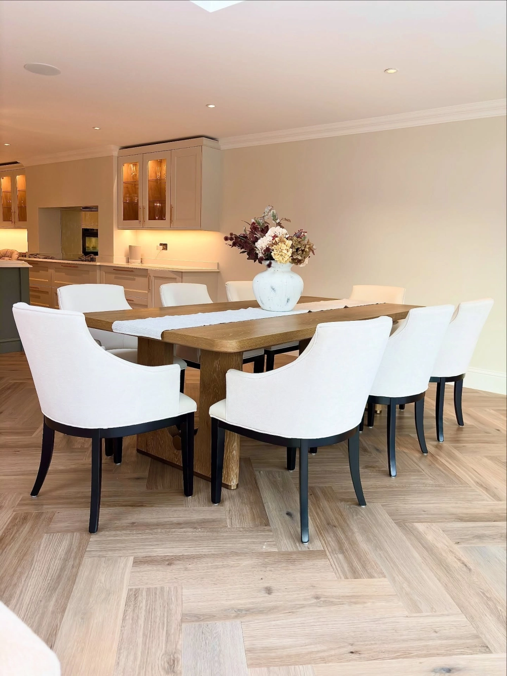 Thiết kế ghế ăn Windsor truyền thống mang hơi thở đồng quê