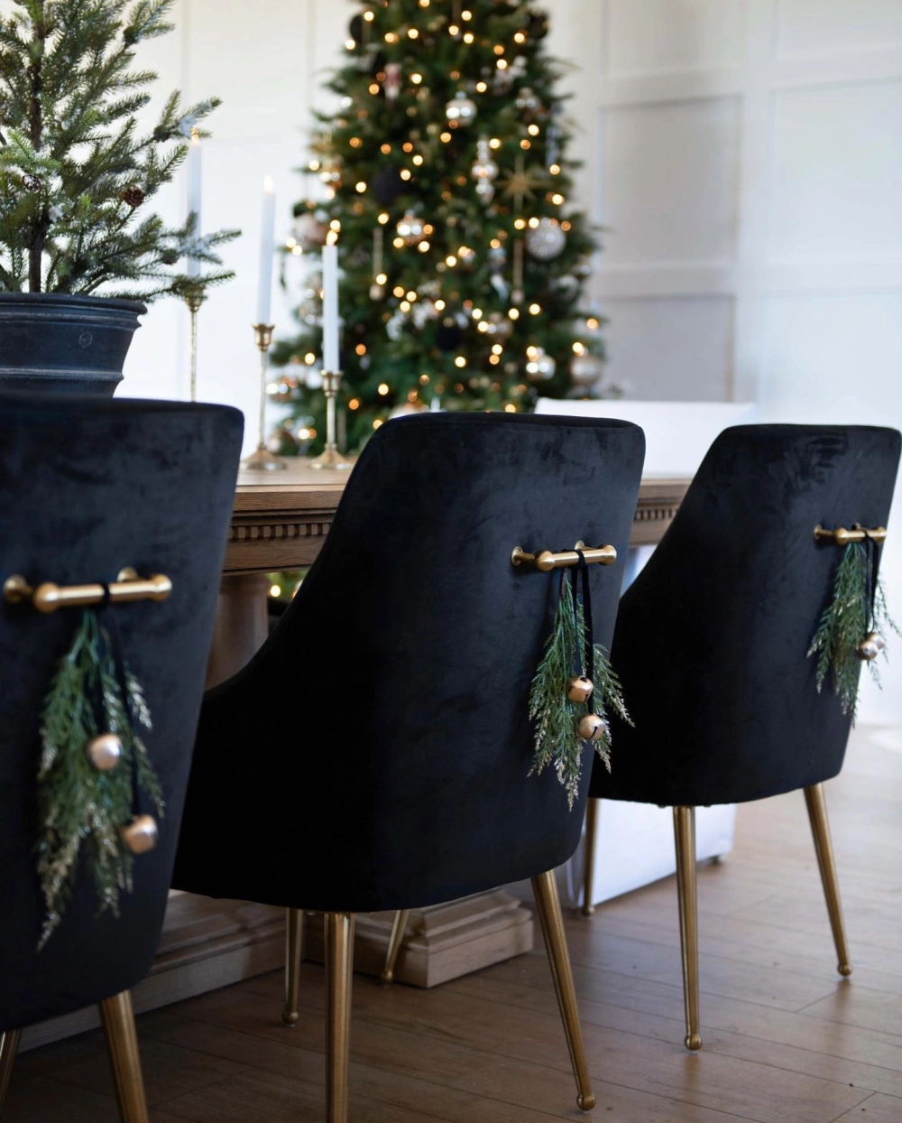 Sự đa năng của mẫu ghế ăn kết hợp bàn trà ngoài ban công