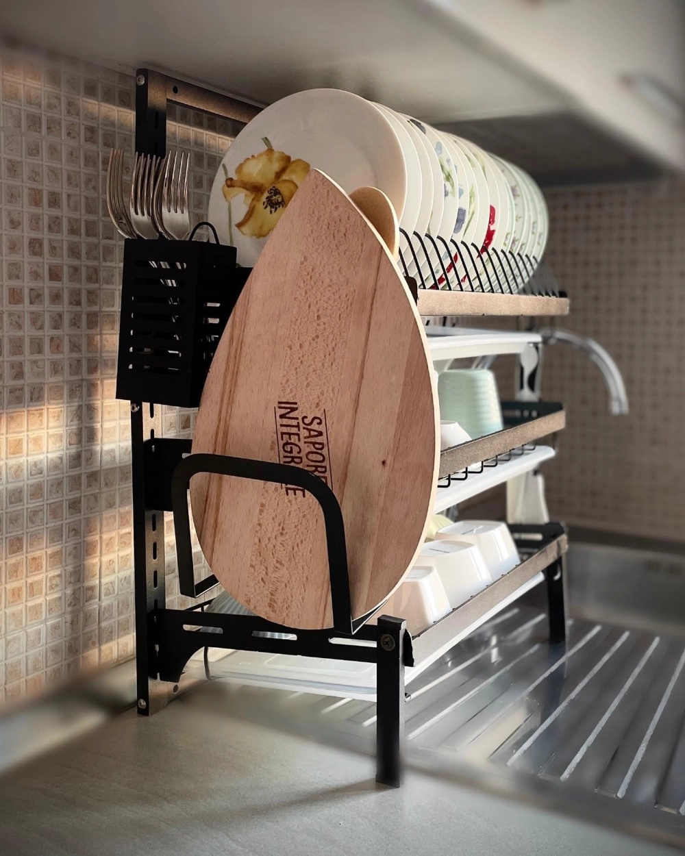 Kệ để bát đĩa thông minh lắp đặt góc tủ bếp tối ưu