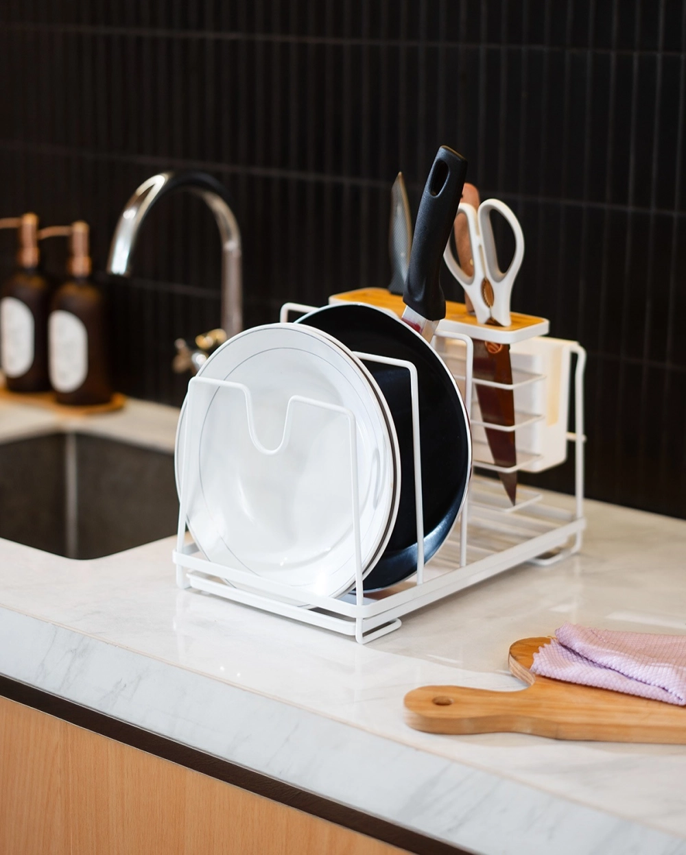 Không gian lưu trữ rộng rãi của giá bát đĩa 3 tầng inox