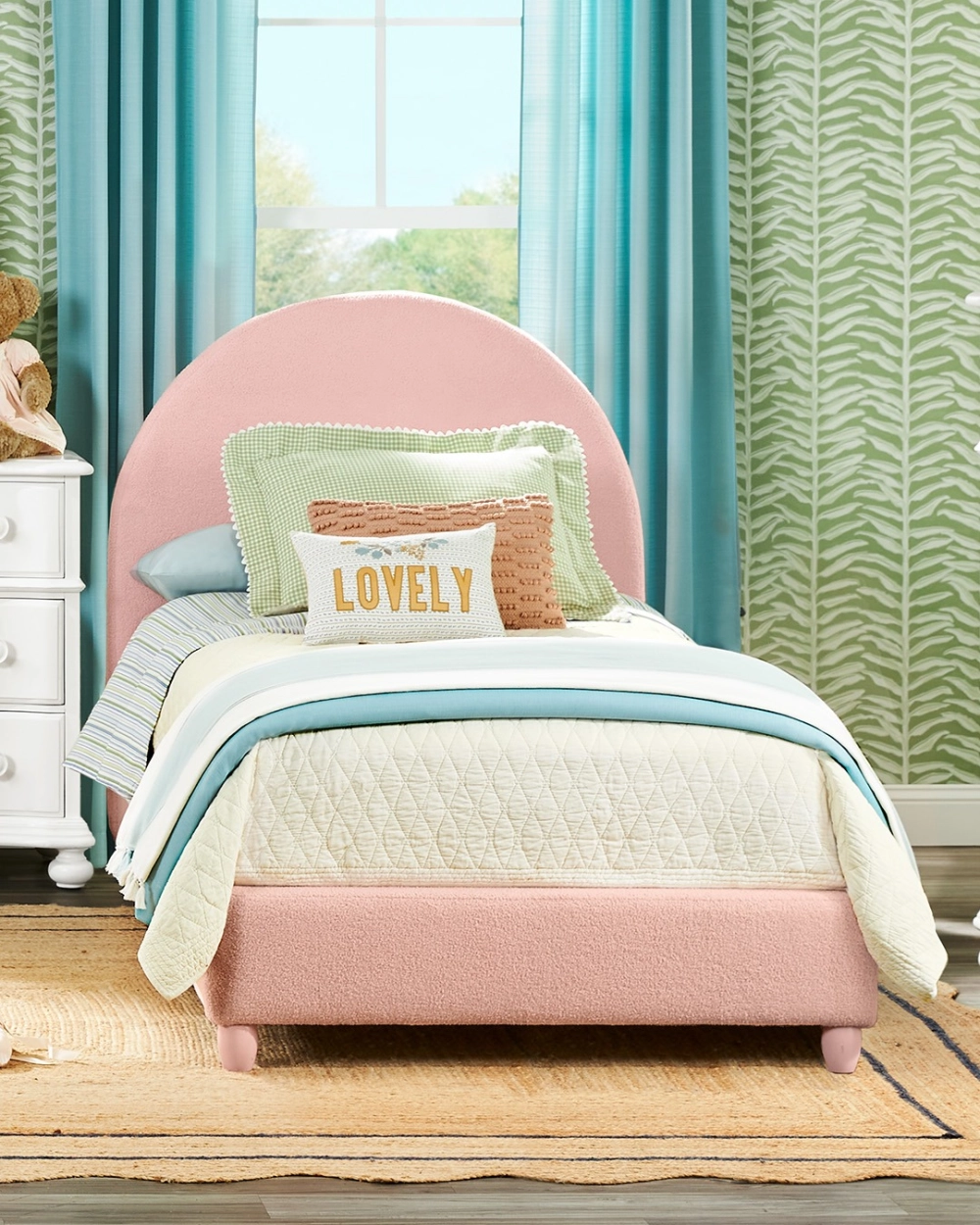 Thiết kế giường khung gỗ bọc nỉ đầu giường chắc chắn