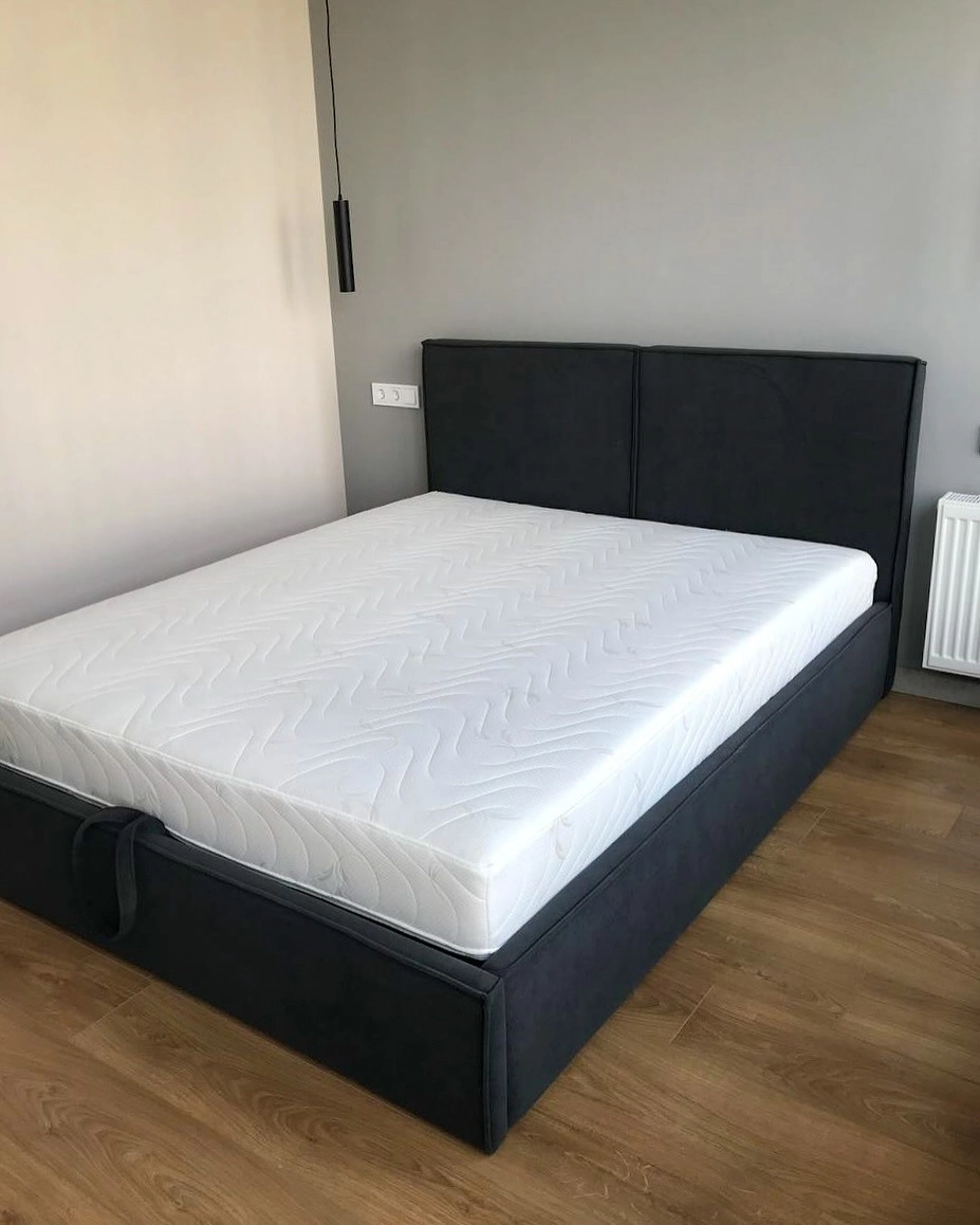 Mẫu giường bọc nỉ hiện đại màu be sang trọng trong phòng ngủ master