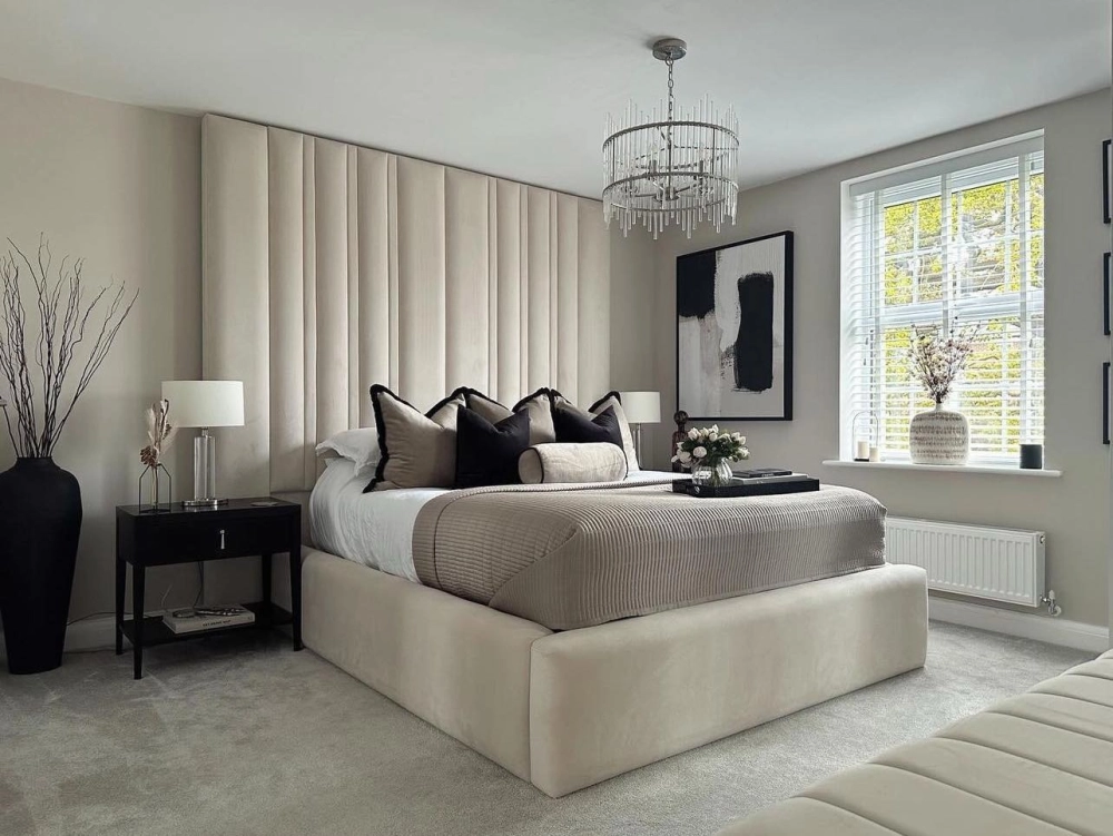 Không gian phòng ngủ ấm cúng với giường bọc nỉ màu nâu đất