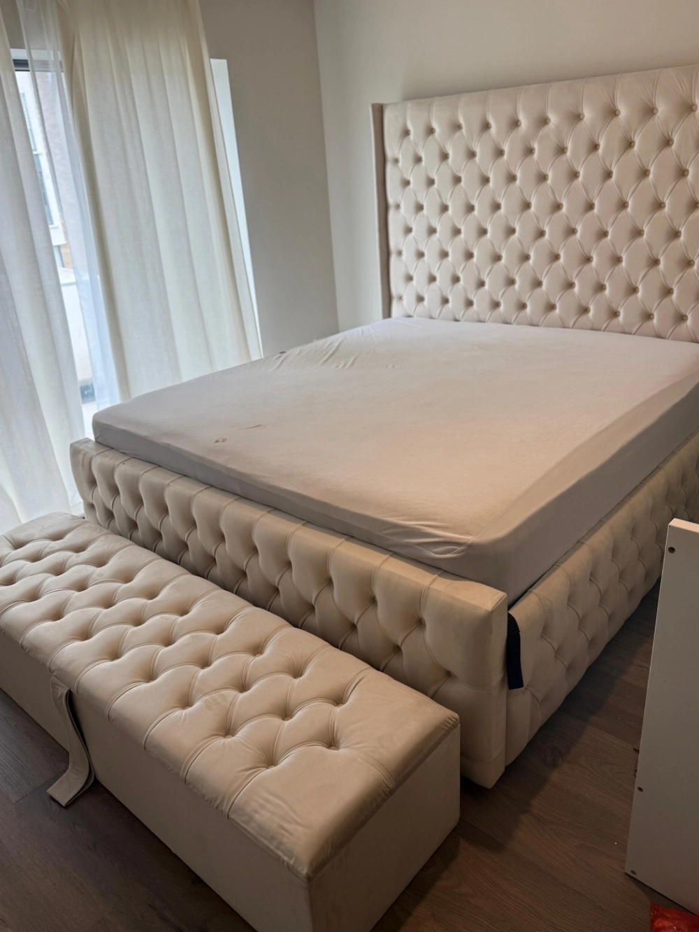 Mẫu giường bọc nỉ kích thước 1m8 rộng rãi thoải mái