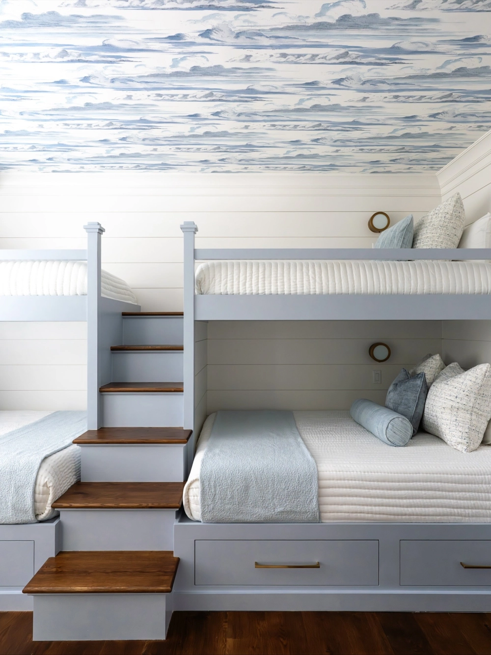 Không gian phòng ngủ với giường tầng màu hồng