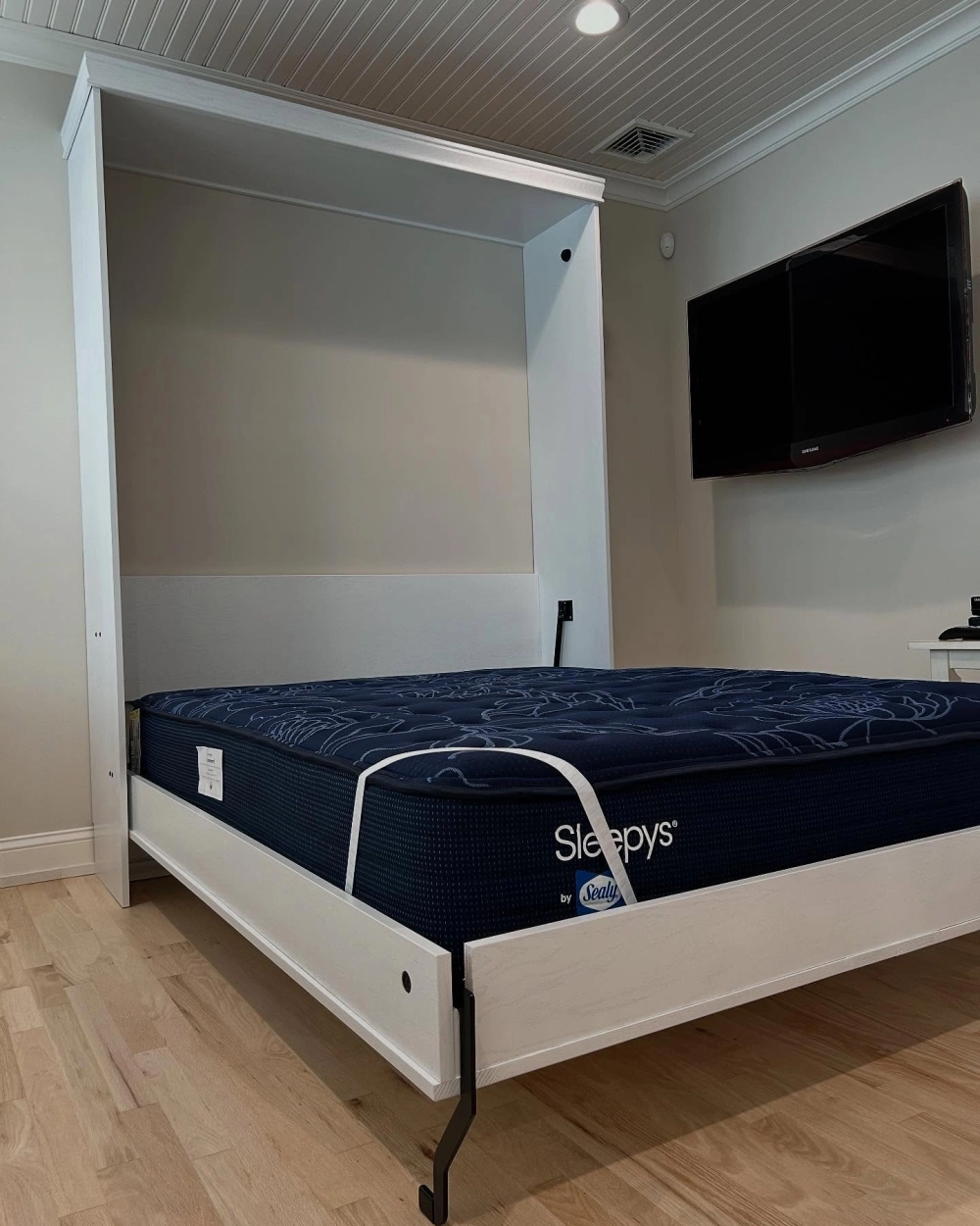 Phòng ngủ màu xanh với giường thông minh cho bé gái