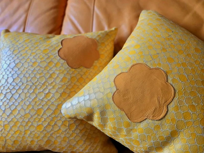 Không gian quý phái với ảnh gối tựa sofa sang trọng