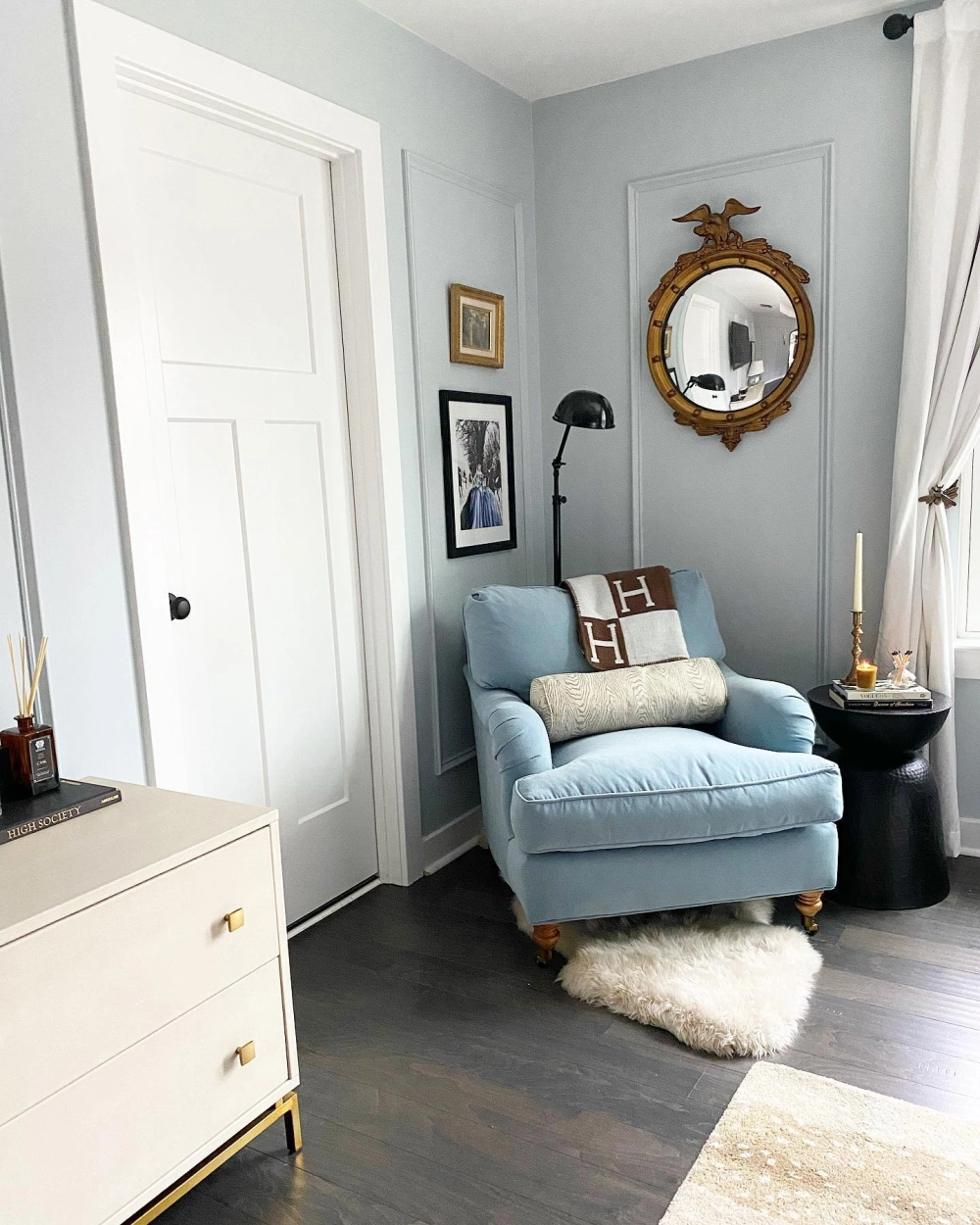 Góc đọc sách thư giãn sử dụng màu sơn phòng ngủ xanh pastel dịu mắt kết hợp phào chỉ tường cổ điển