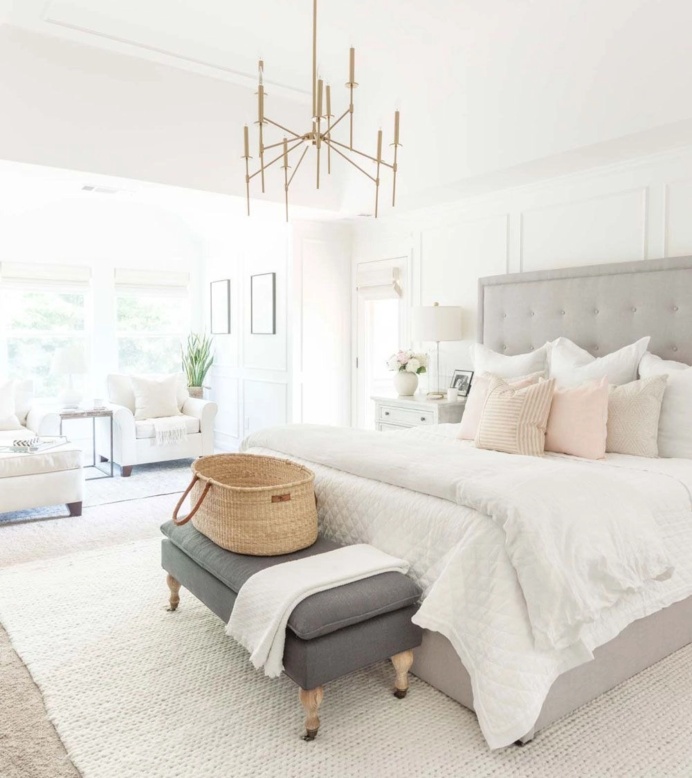 Không gian rộng mở với màu sơn phòng ngủ màu trắng sứ chủ đạo giúp tận dụng tối đa ánh sáng tự nhiên