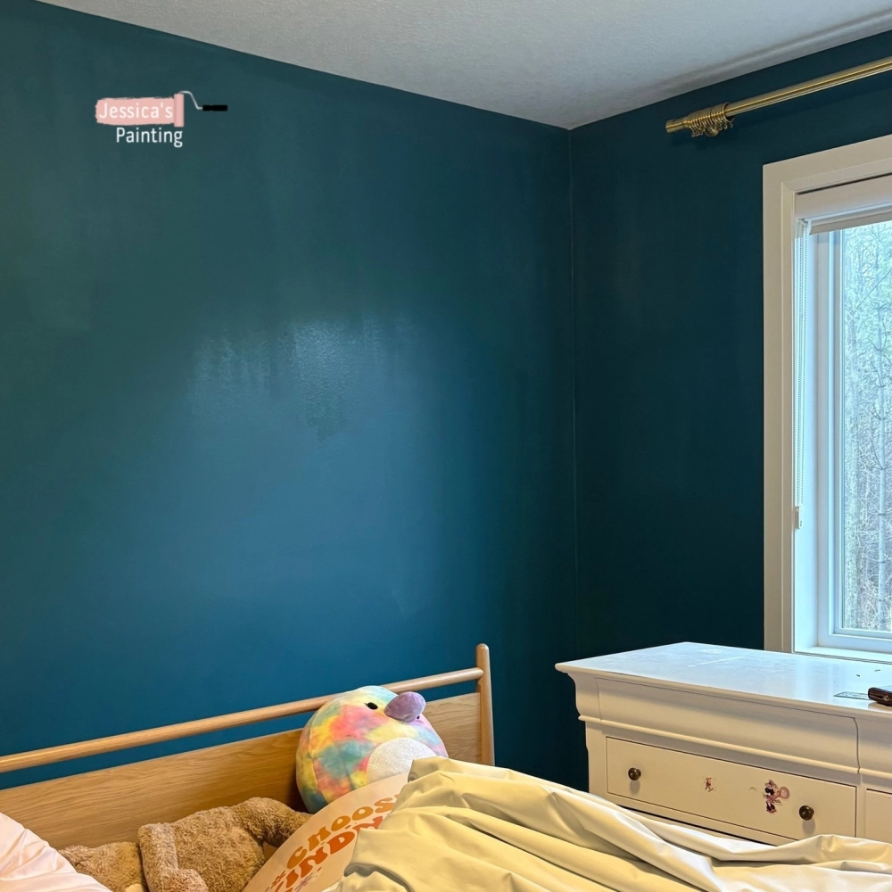 Mảng tường được quét màu sơn phòng ngủ xanh đậm tạo chiều sâu và sự tương phản với cửa sổ trắng