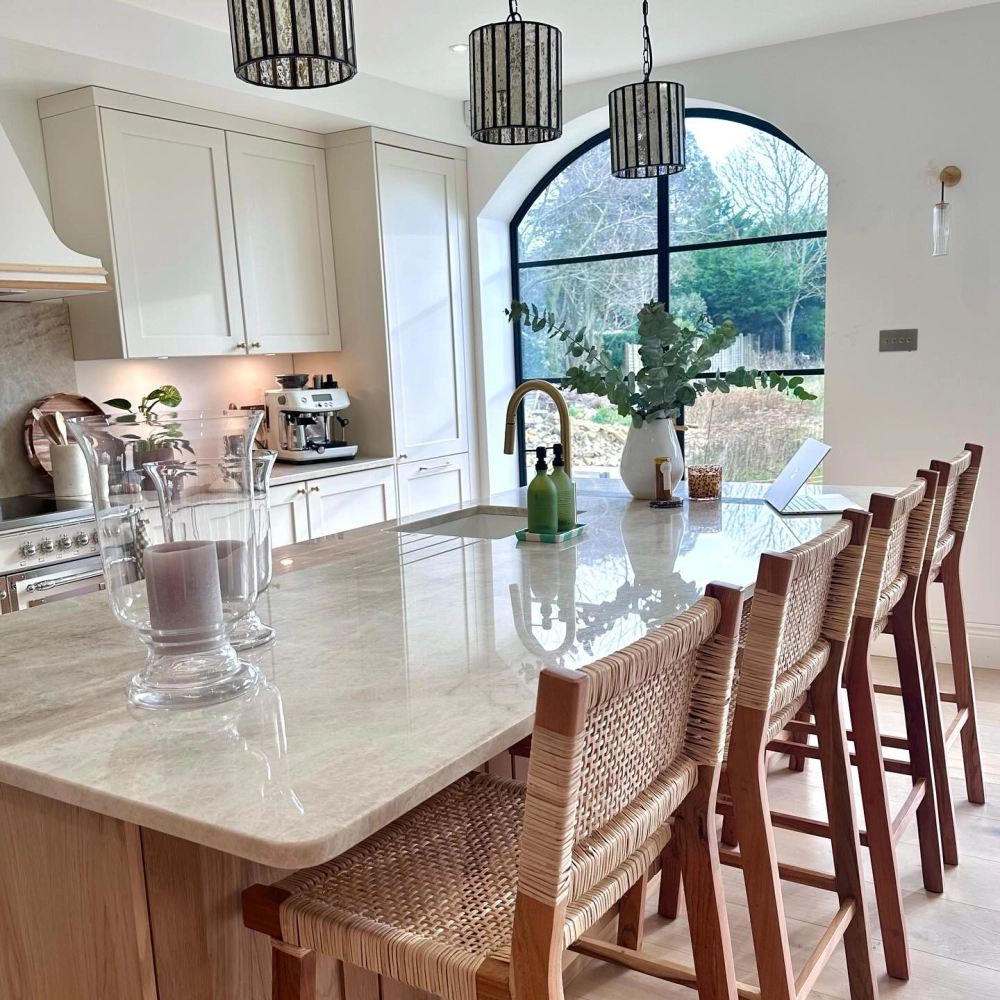 Mẫu thảm trải sàn phòng ăn êm ái tạo sự phân chia không gian