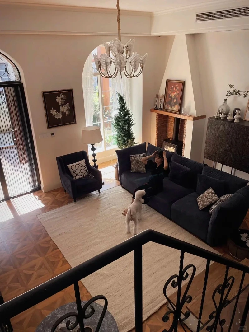 Ánh sáng lung linh từ phòng khách biệt thự có đèn chùm