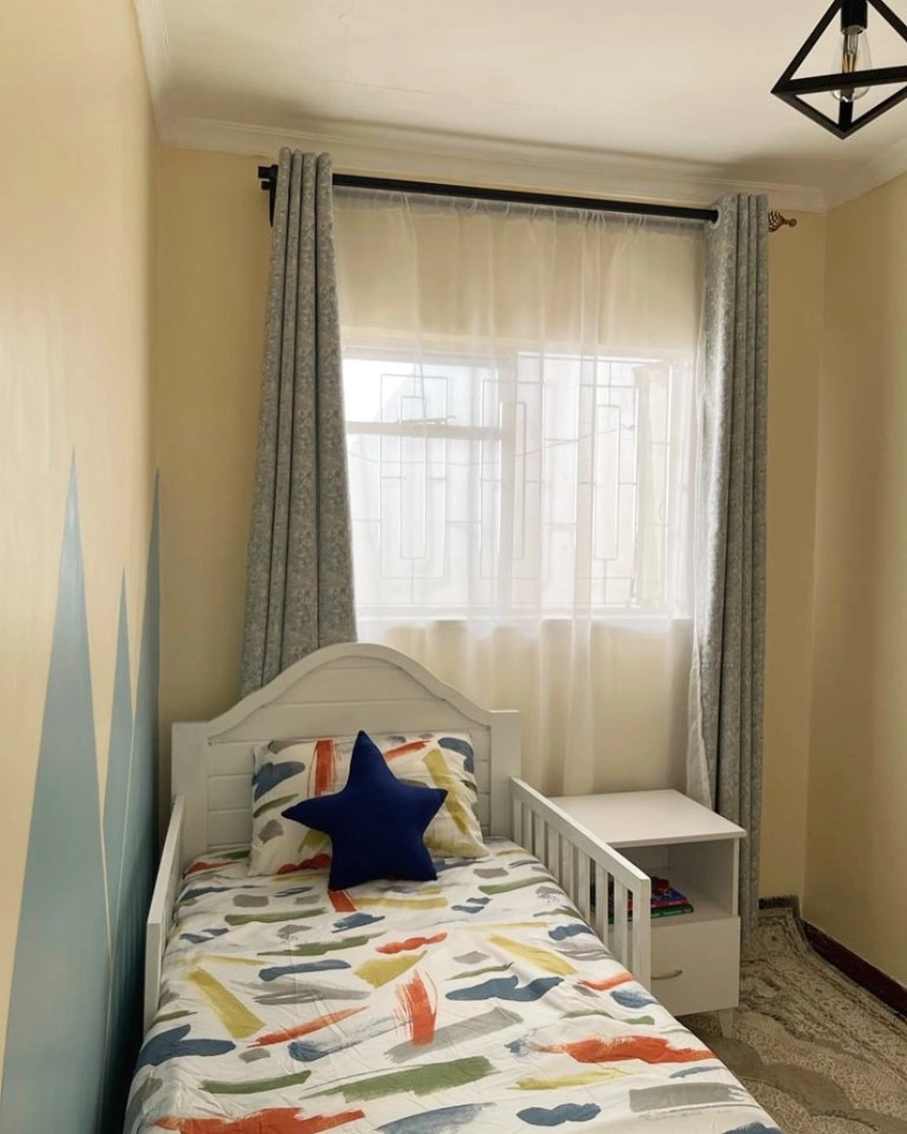 Bố trí bàn học cho bé trai liền giá sách tiện lợi