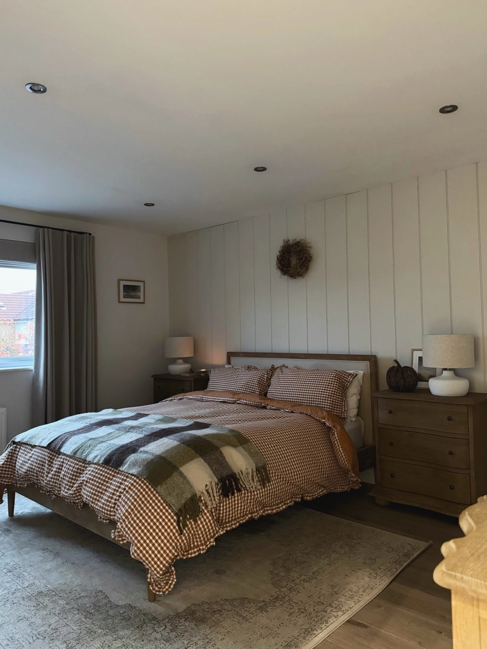 Cách trang trí phòng ngủ chill đơn giản với dây đèn led vàng ấm