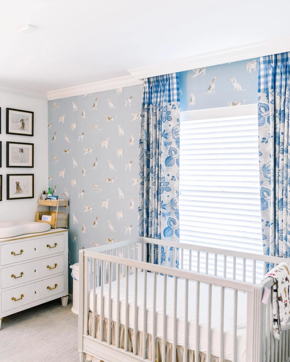 Góc học tập với bàn học cho bé trong phòng ngủ được bố trí gần cửa sổ