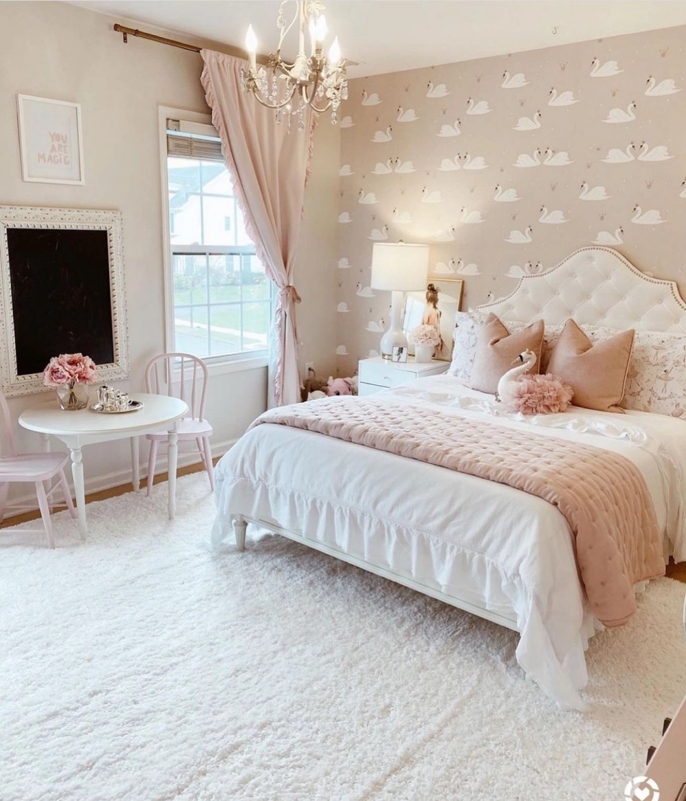 Mẫu phòng ngủ màu hồng cho người lớn với nội thất gỗ sồi