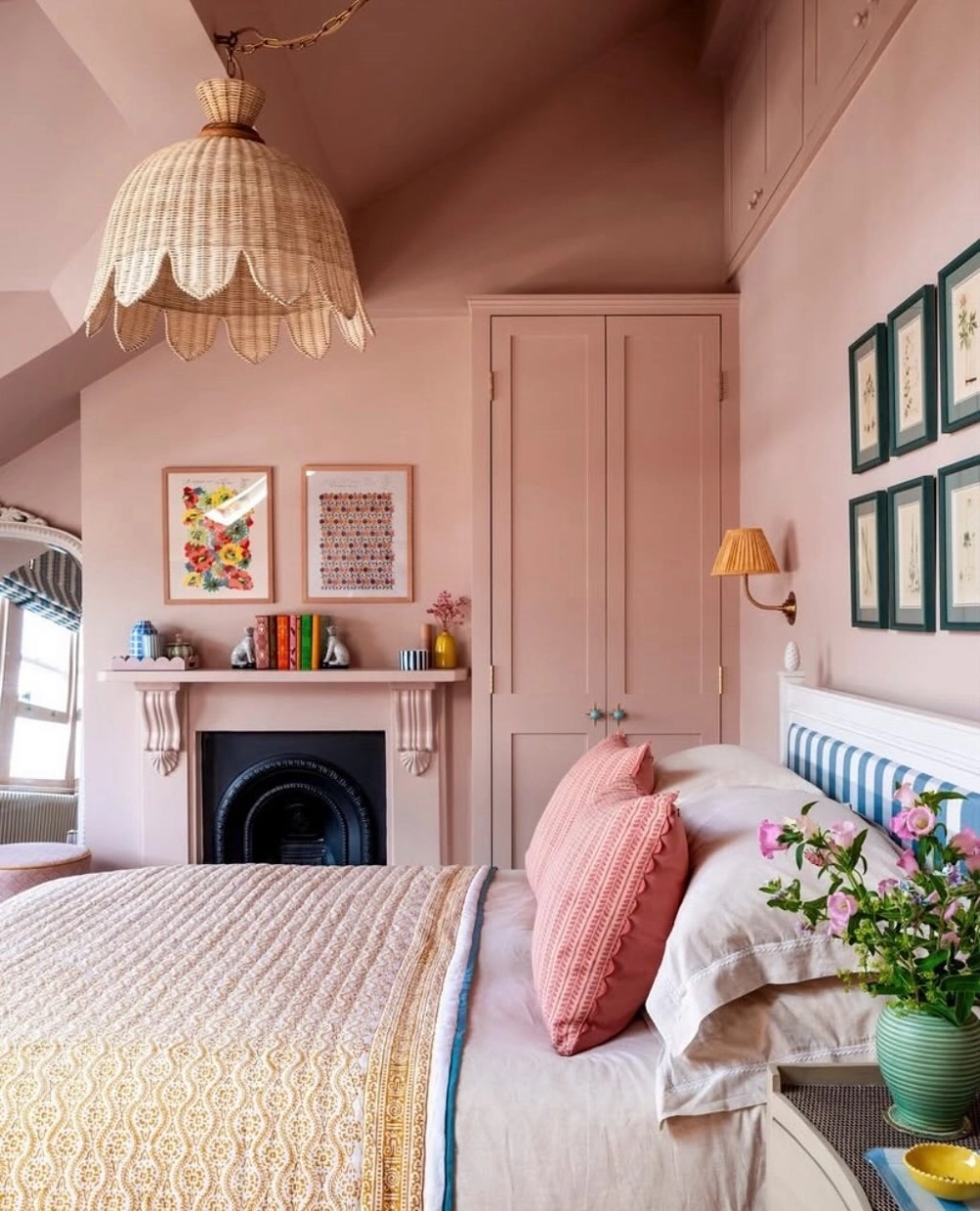 Tủ quần áo màu hồng cánh kính hiện đại và tiện nghi