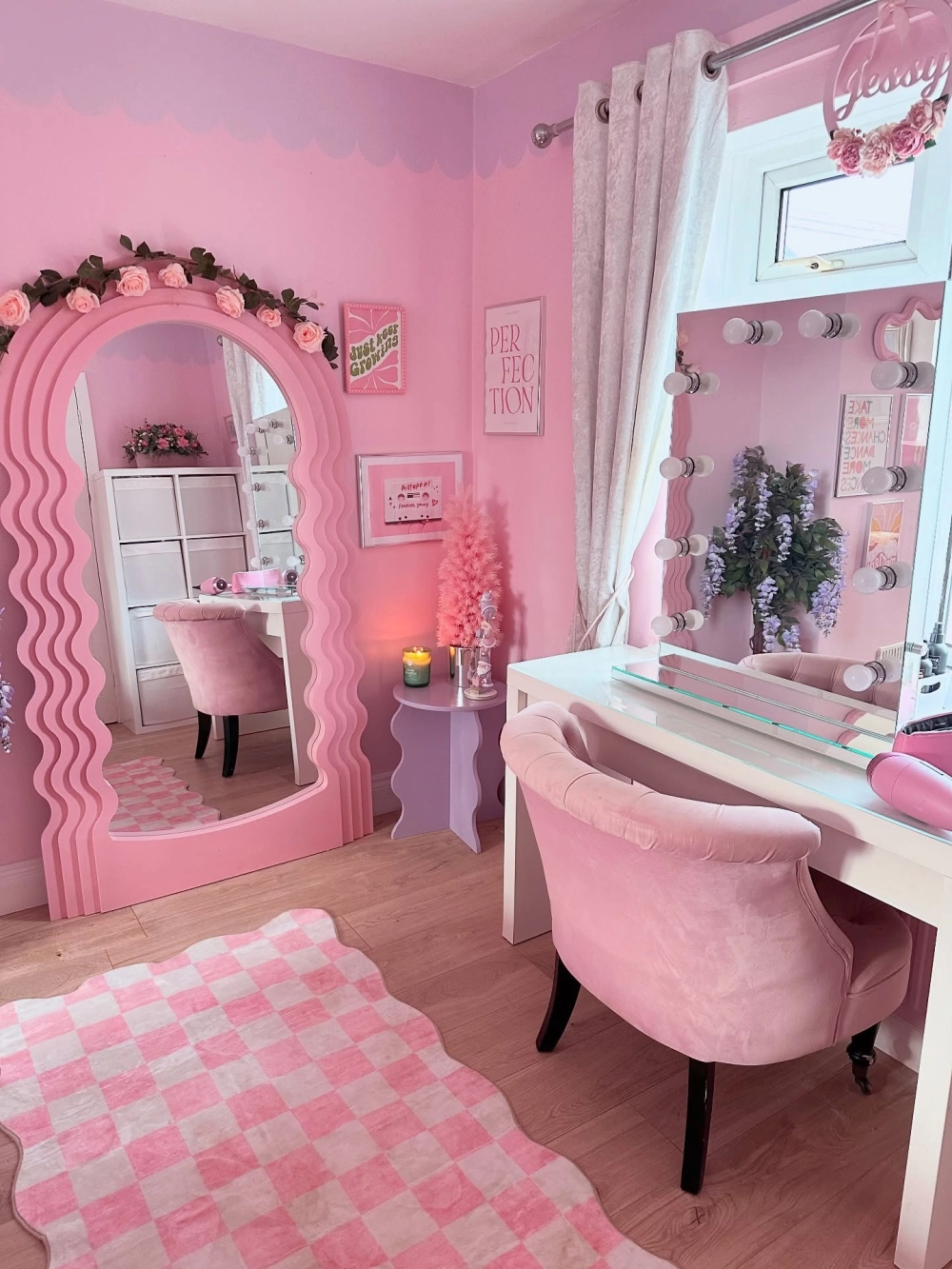 Phòng ngủ màu hồng dễ thương dành cho bé gái