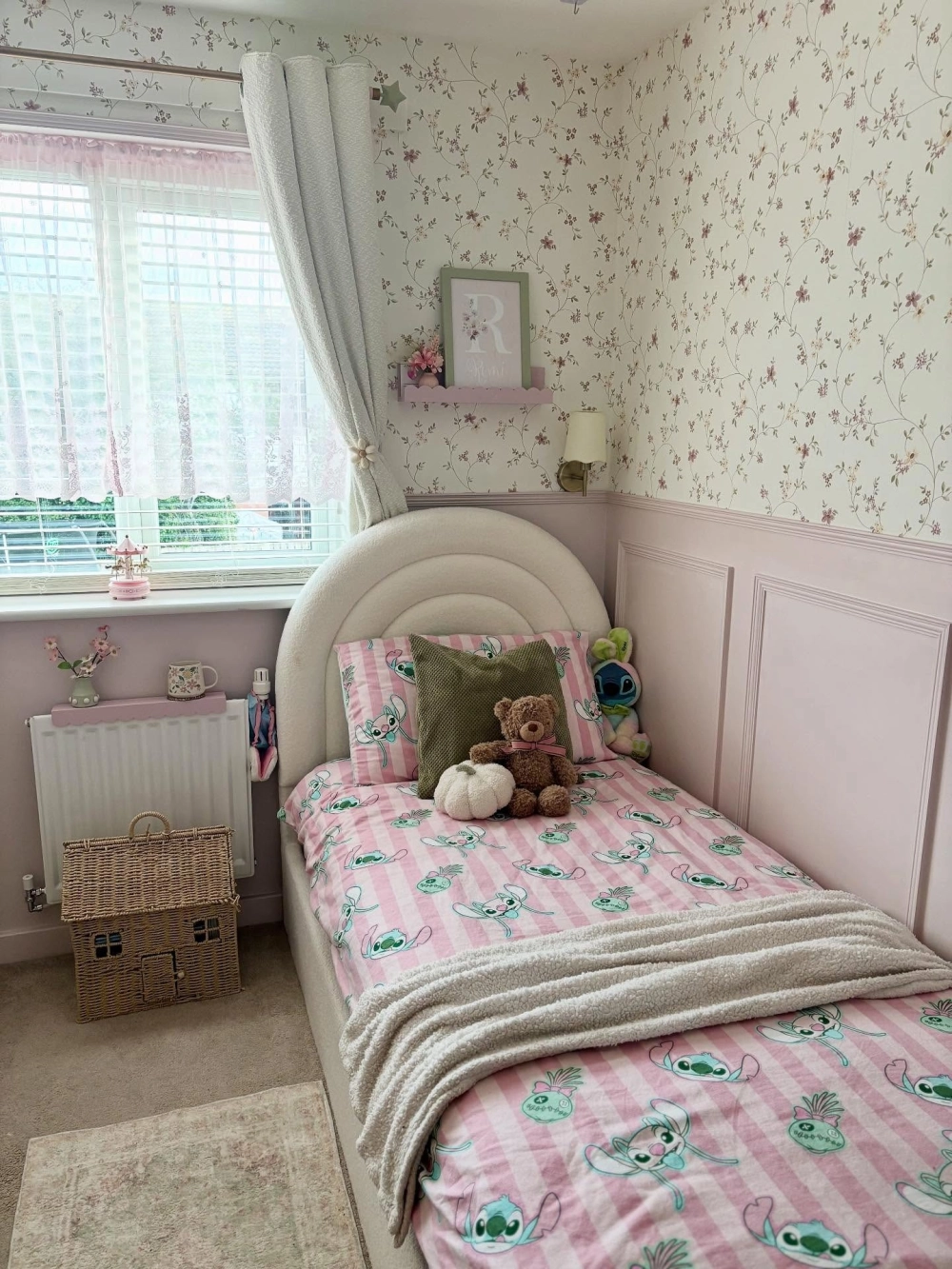 Thảm trải sàn màu hồng lông xù êm ái dưới chân giường