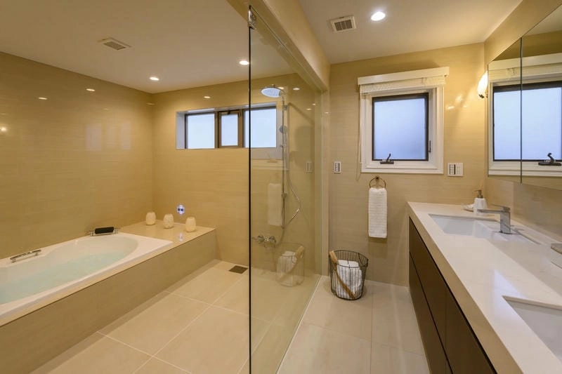 Thiết kế phòng tắm hài hòa ánh sáng và vật liệu