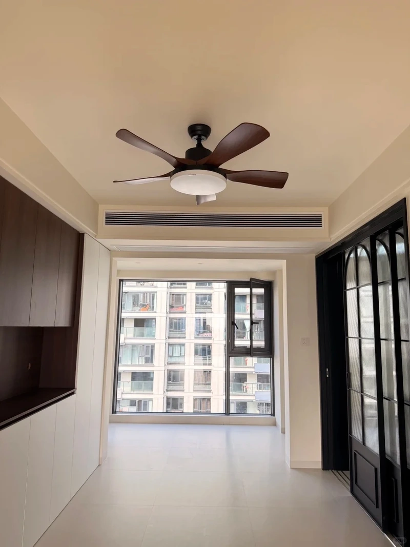 Phong cách mạnh mẽ nhờ quạt trần đèn màu đen