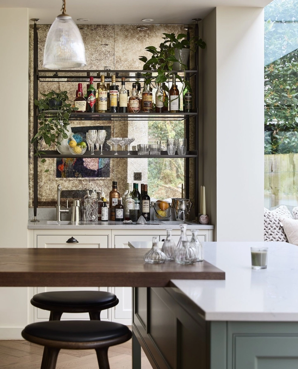 Mẫu quầy bar bếp kết hợp bàn đảo tiện lợi