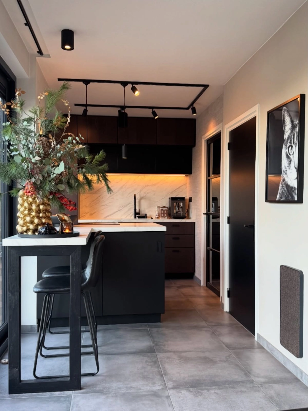 Thiết kế quầy bar bếp gam màu trắng tinh tế