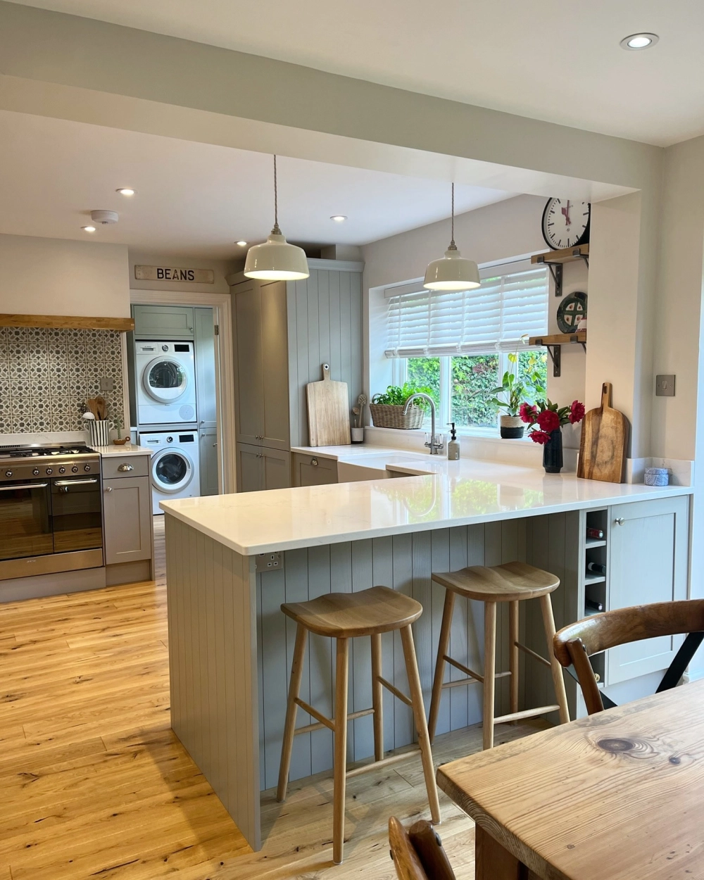 Bề mặt quầy bar bếp mặt đá marble vân mây cao cấp