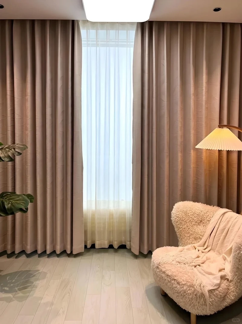 Hoàn thiện nội thất nhờ rèm cửa phòng khách thiết kế đẹp