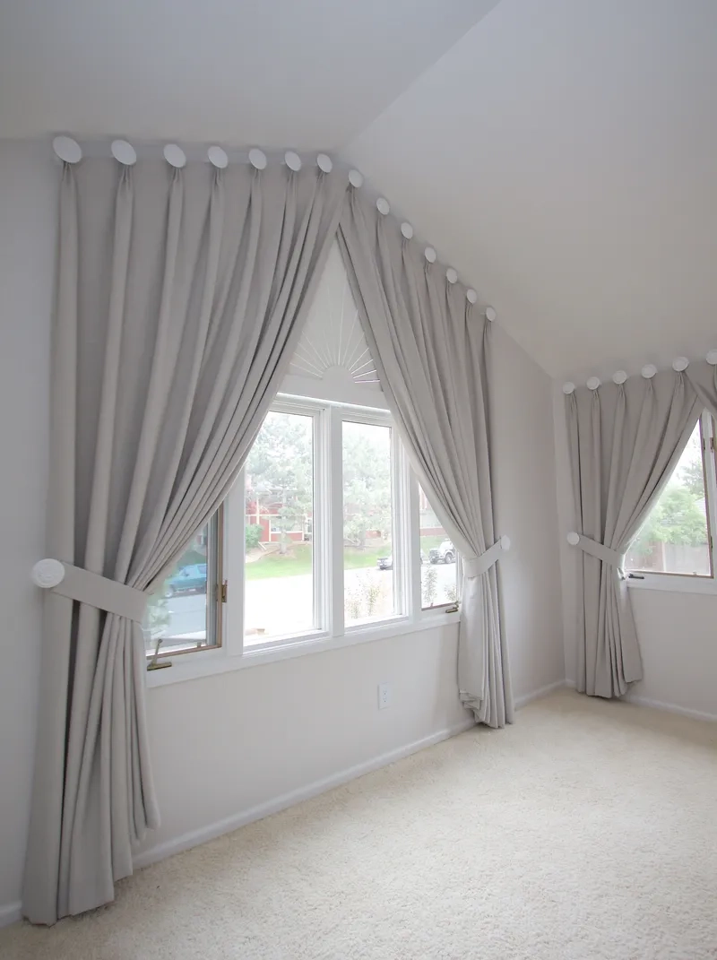 Mang ánh sáng tự nhiên với ảnh rèm cửa sổ màu trắng tinh khiết