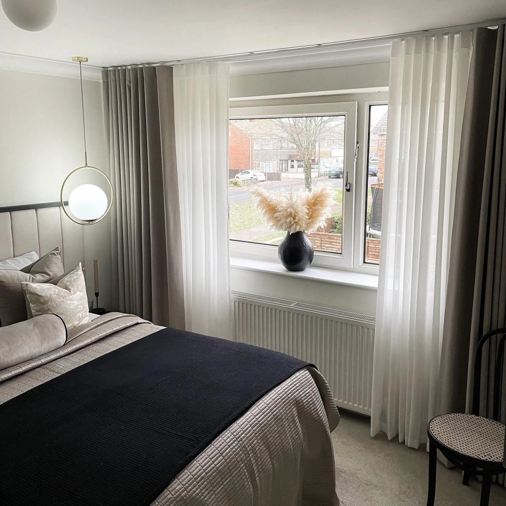 Cảm giác mát mẻ bình yên với rèm phòng ngủ màu xanh dương