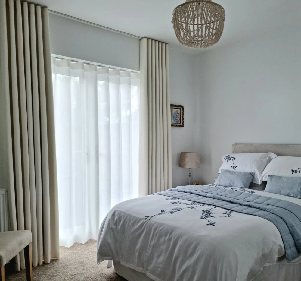 Thiết kế rèm vải phòng ngủ 2 lớp voan trắng tinh tế sang trọng