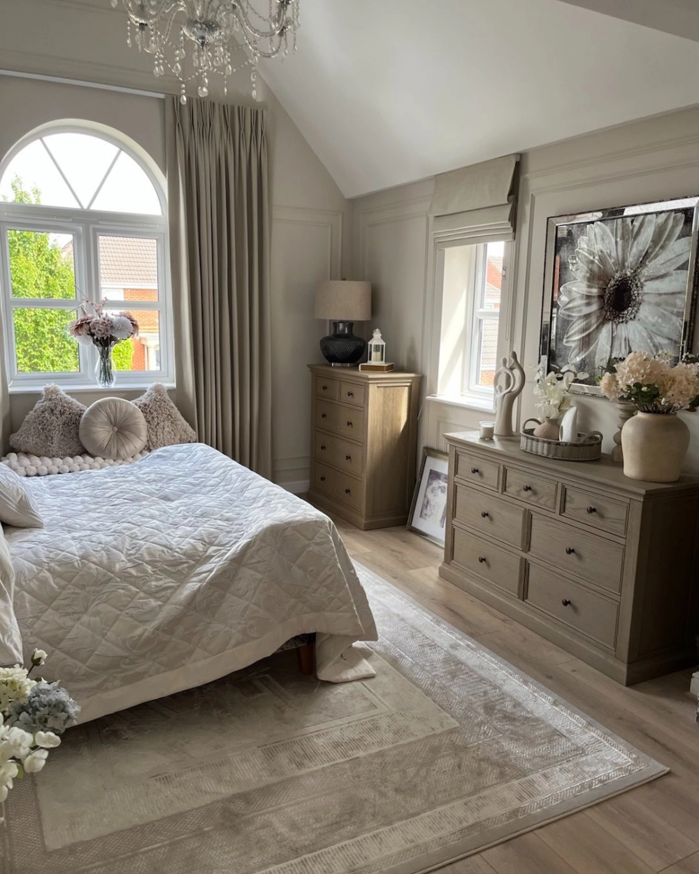 Mẫu rèm roman kẹp gọn gàng cho cửa sổ phòng ngủ diện tích nhỏ