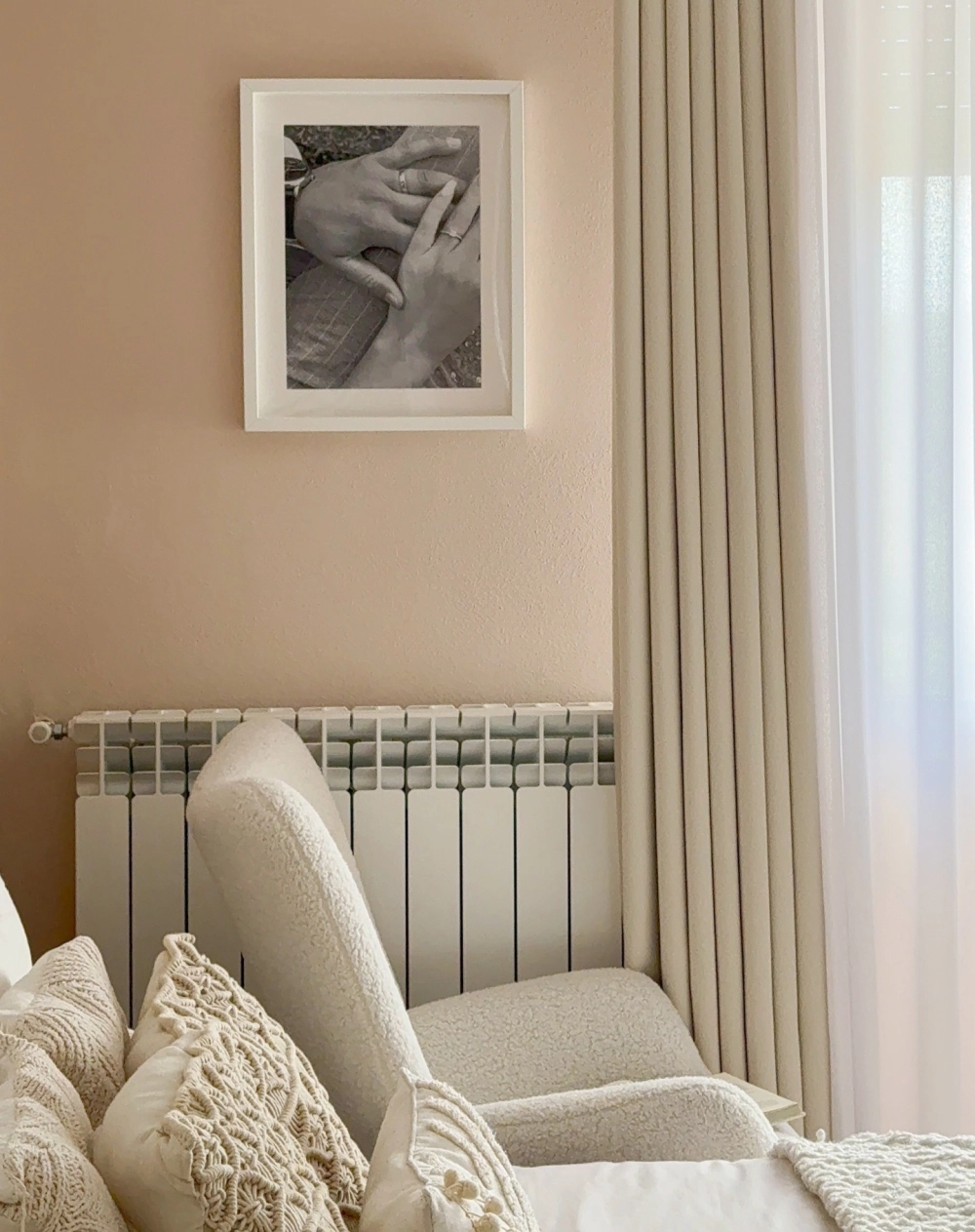 Mẫu rèm vải gấm dày dặn cản sáng tốt cho phòng master