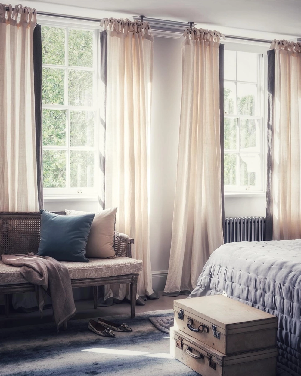 Ý tưởng rèm cửa sổ phòng ngủ nhỏ giúp mở rộng không gian thị giác