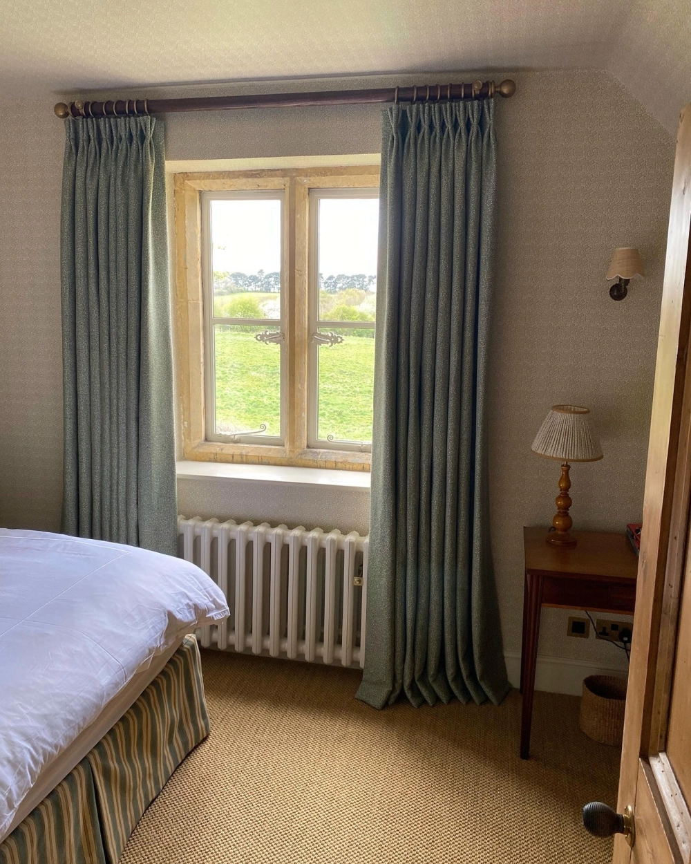 Không gian nghỉ ngơi yên tĩnh với mẫu rèm phòng ngủ màu xám ghi thanh lịch