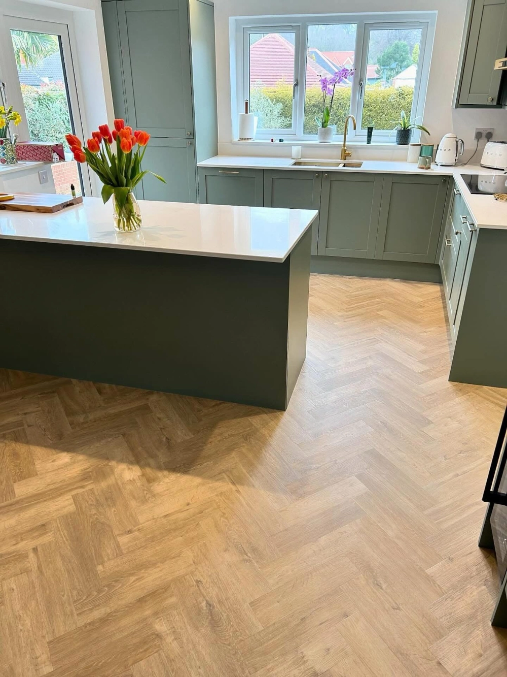 Mẫu sàn đá mài terrazzo nhiều màu sắc làm nổi bật không gian bếp trẻ trung