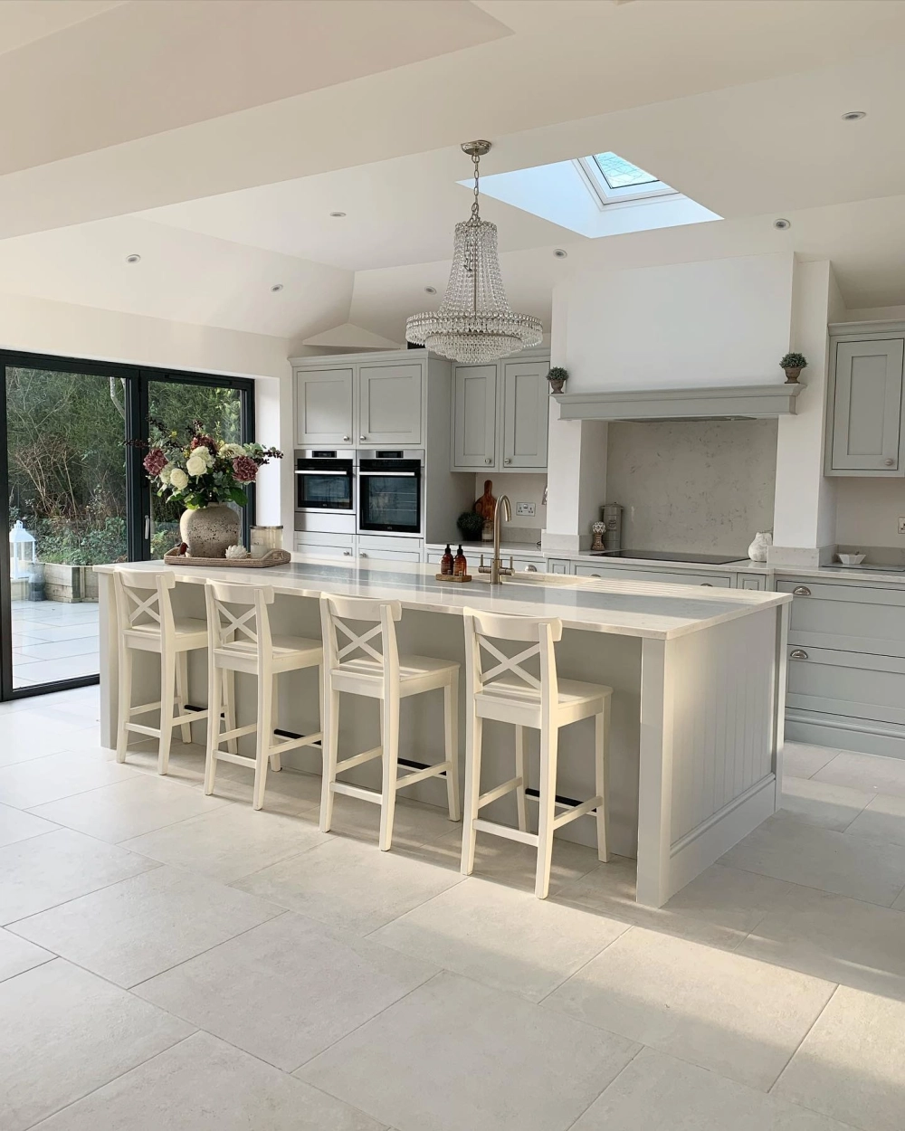 Không gian nội thất sử dụng sàn nhựa giả gỗ phòng bếp tông màu sồi ấm cúng