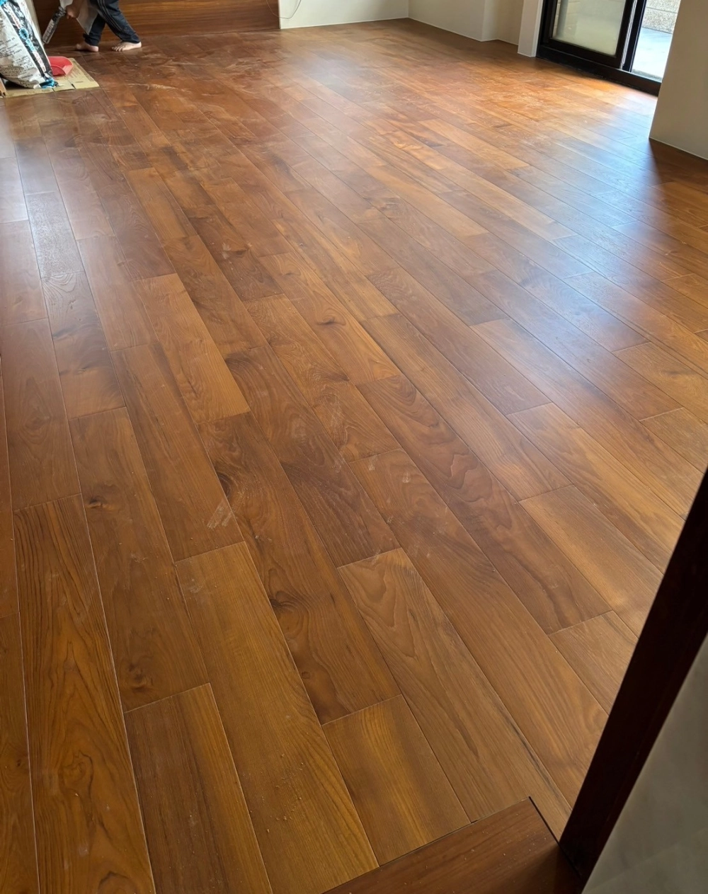 Mẫu sàn gỗ bản to giúp không gian phòng ngủ trở nên liền mạch hơn