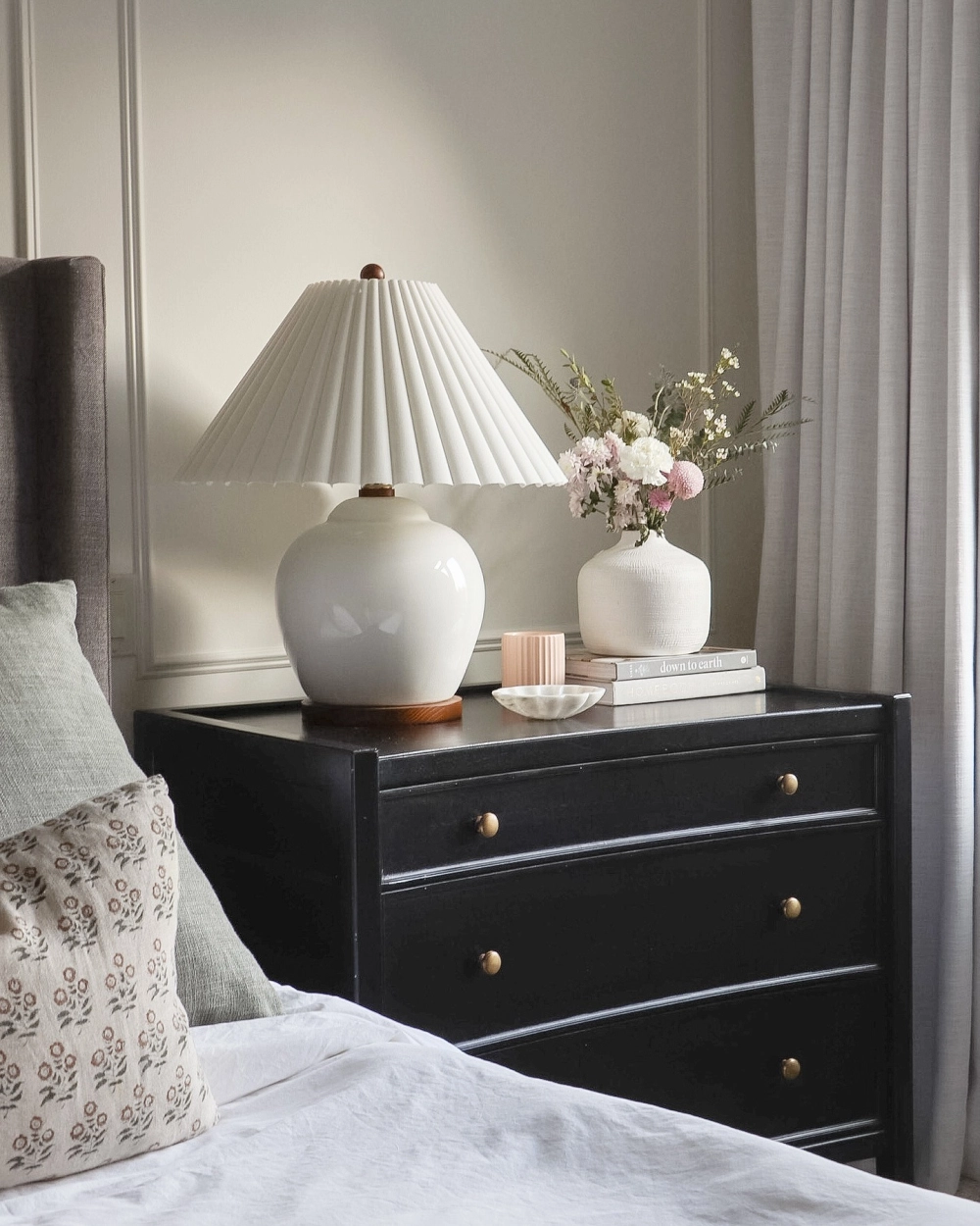 Tab đầu giường thông minh có sạc điện thoại tiện lợi