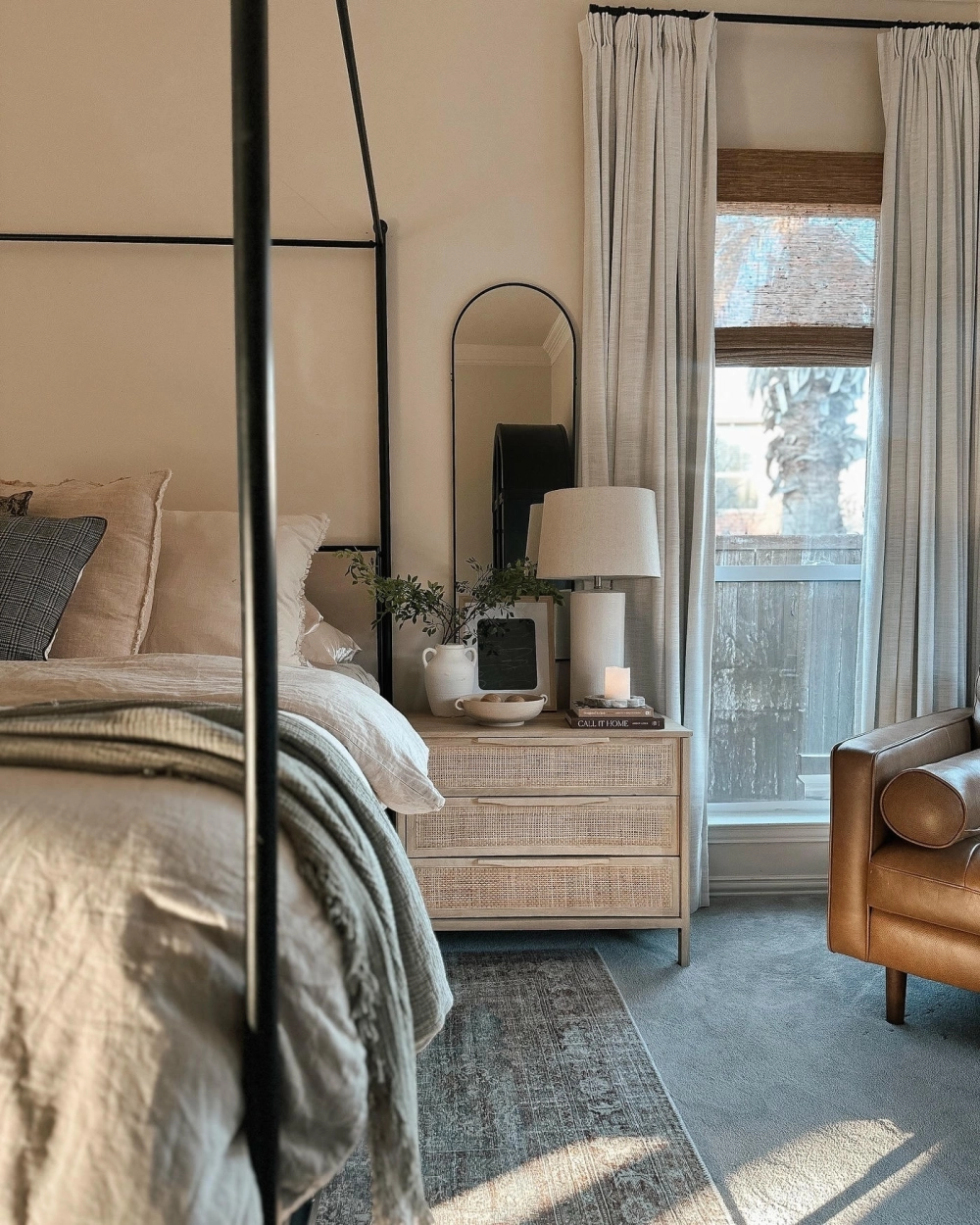 Mẫu tab đầu giường gỗ tự nhiên thiết kế tối giản đặt cạnh giường ngủ