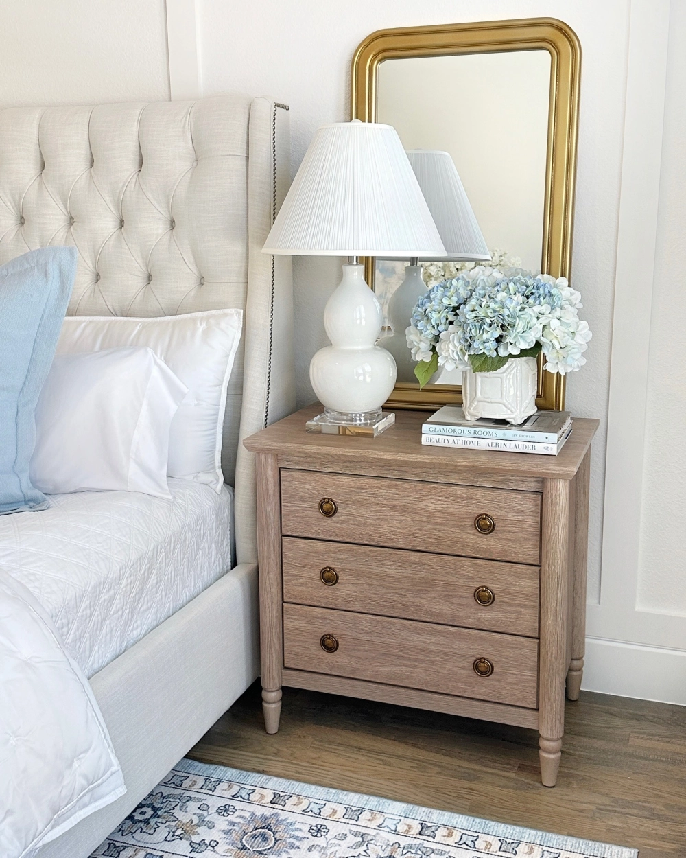 Thiết kế tab đầu giường treo tường tiết kiệm diện tích