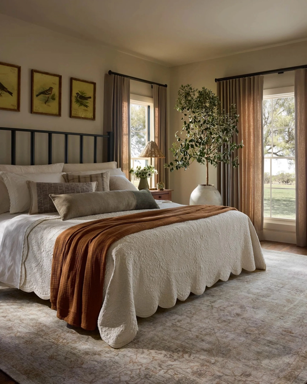 Sử dụng thảm decor chụp ảnh quần áo làm nền bắt mắt